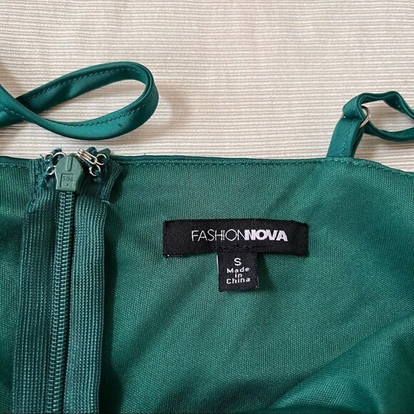 Fashion Nova Womens Mini Dress Satin Flare Mini Ruffle Flowy Sleeveless Green S - Picture 3 of 4